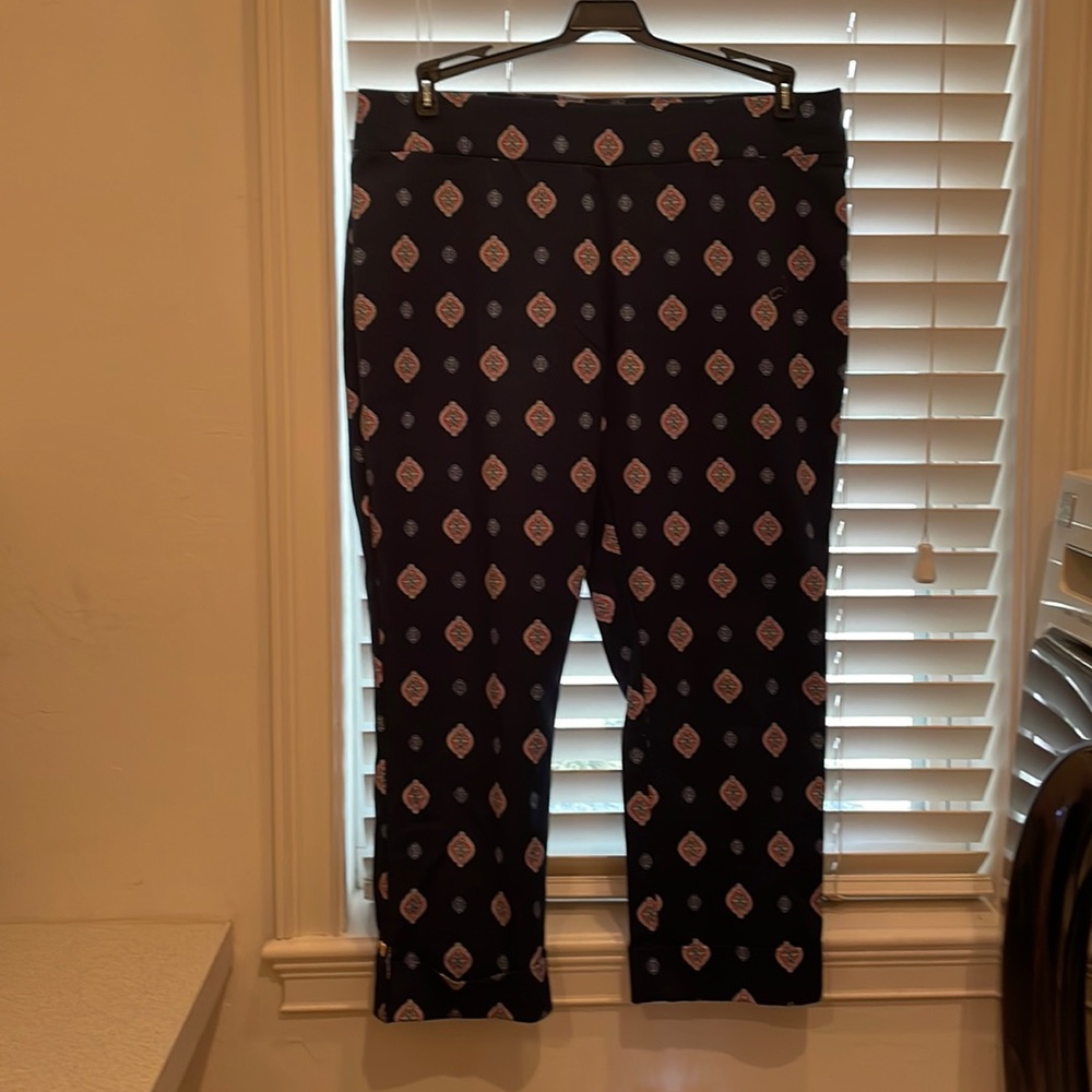 Dana Buchman slimming capri pants